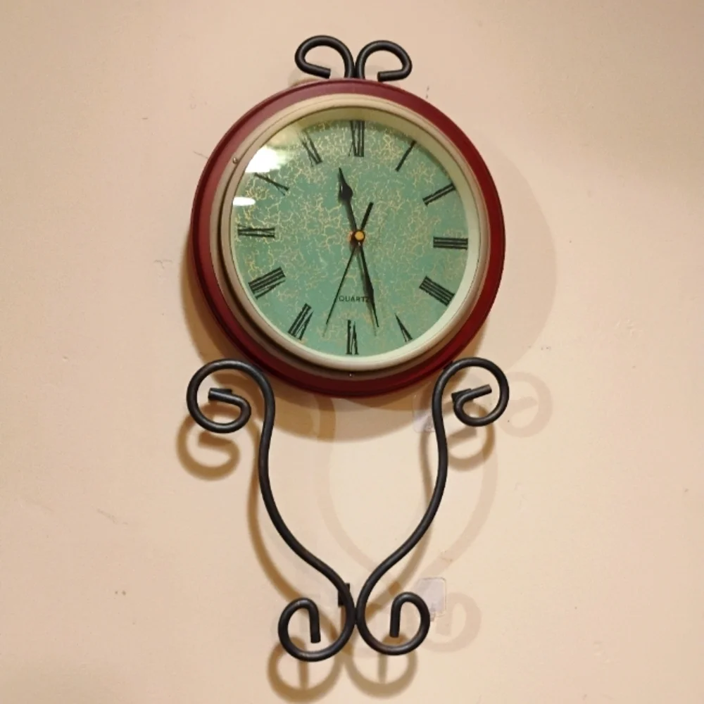Vintage Quartz Wall Clock. Gorgeous! Works, And Looks Perfect! 10.5